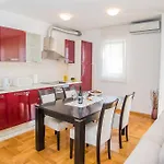 Olea, Two-Bedroom Duplex Suite Near Znjan Beach Split