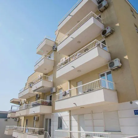 Olea, Two-Bedroom Duplex Suite Near Znjan Beach * Split